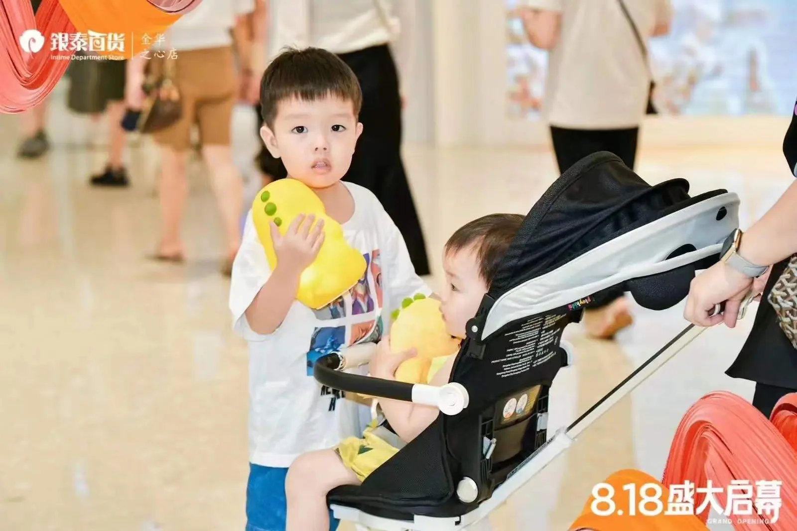 奶龙号首发专列金华之心店现场